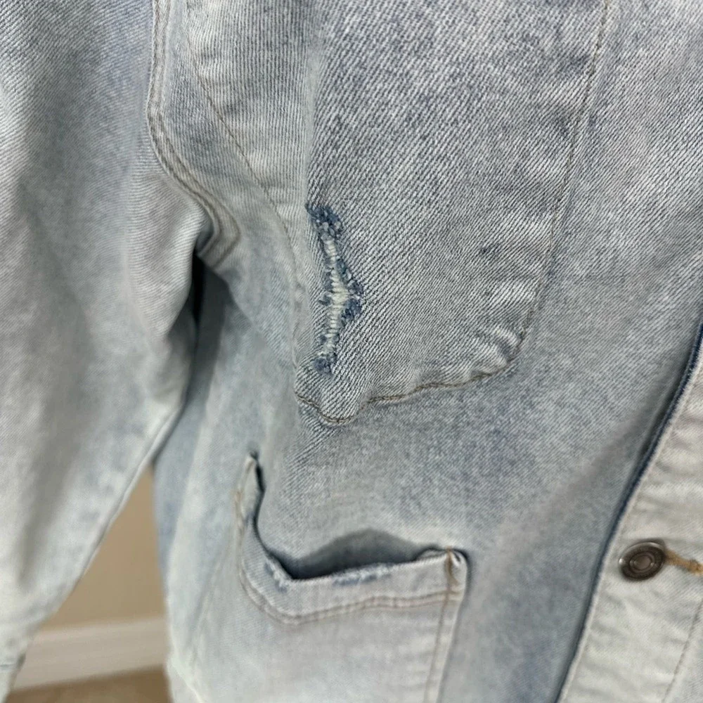 LNDN NWT Size Medium Classic‎ Light Wash distressed Denim Barn Jacket
